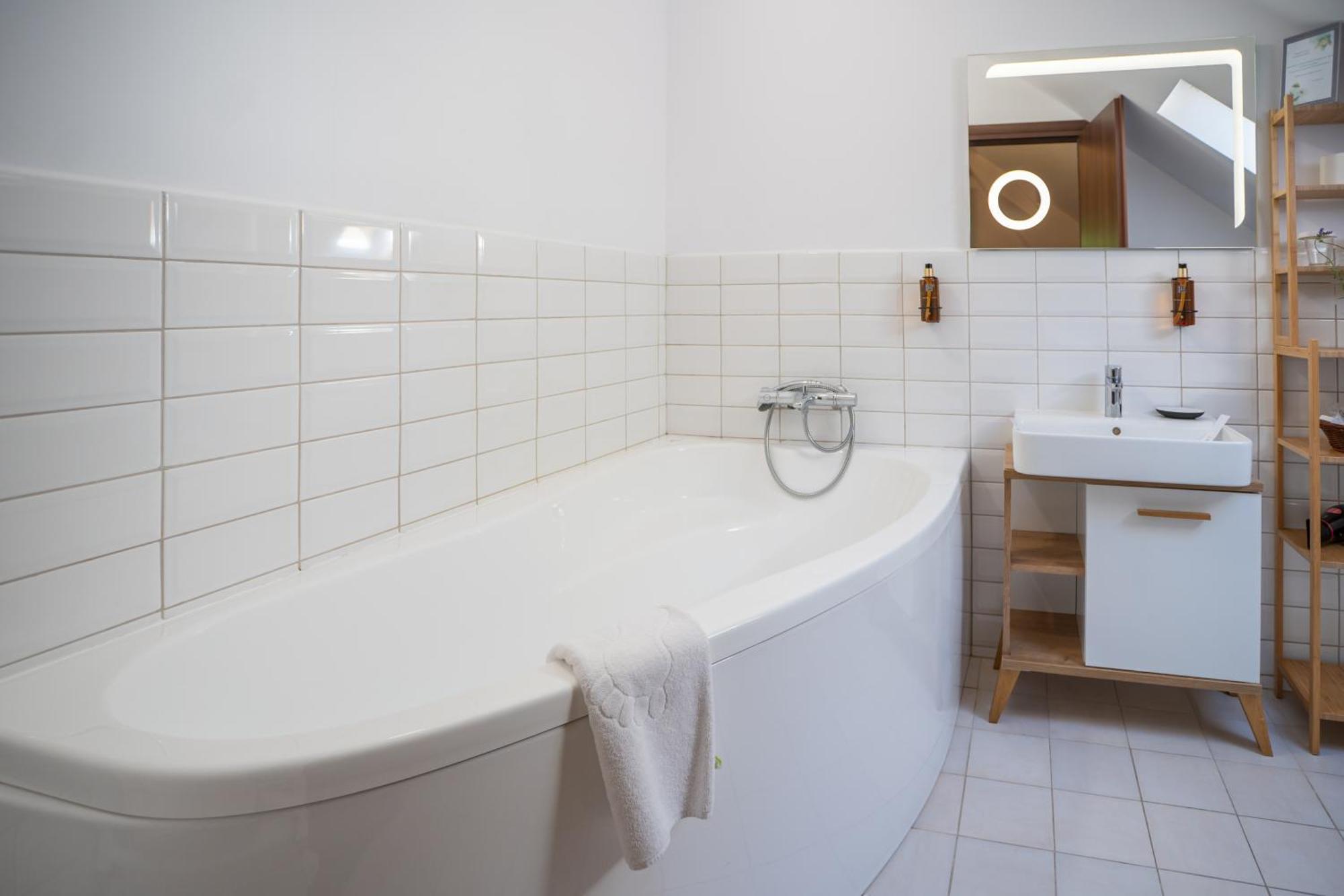 Opus Villa Синая Экстерьер фото Bathroom with a bathtub