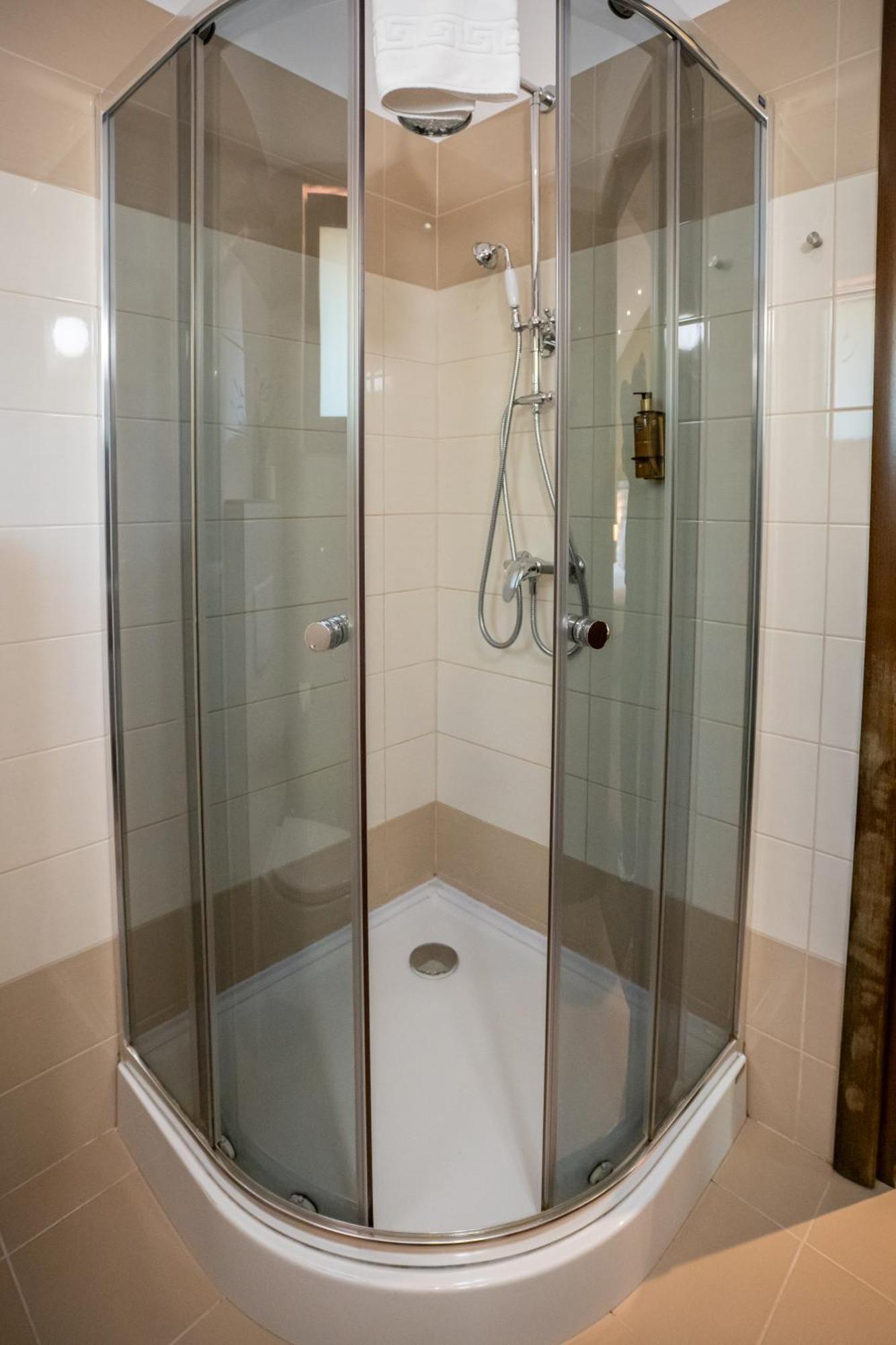 Opus Villa Синая Экстерьер фото A shower cubicle
