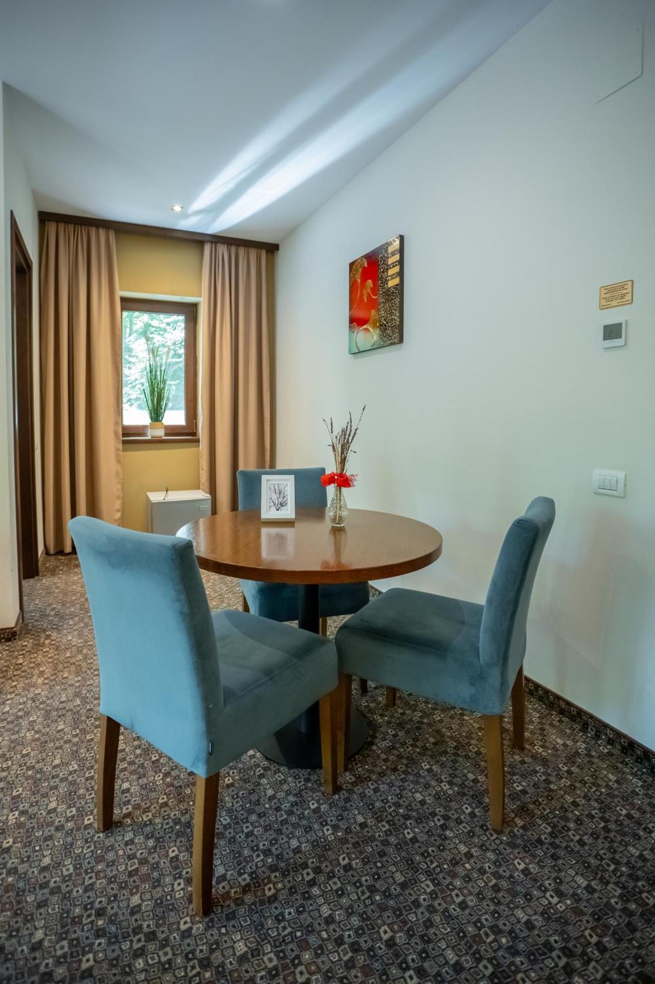 Opus Villa Синая Экстерьер фото A dining room