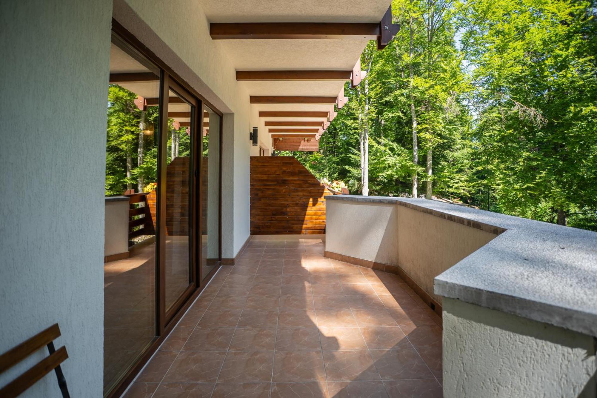 Opus Villa Синая Экстерьер фото A balcony