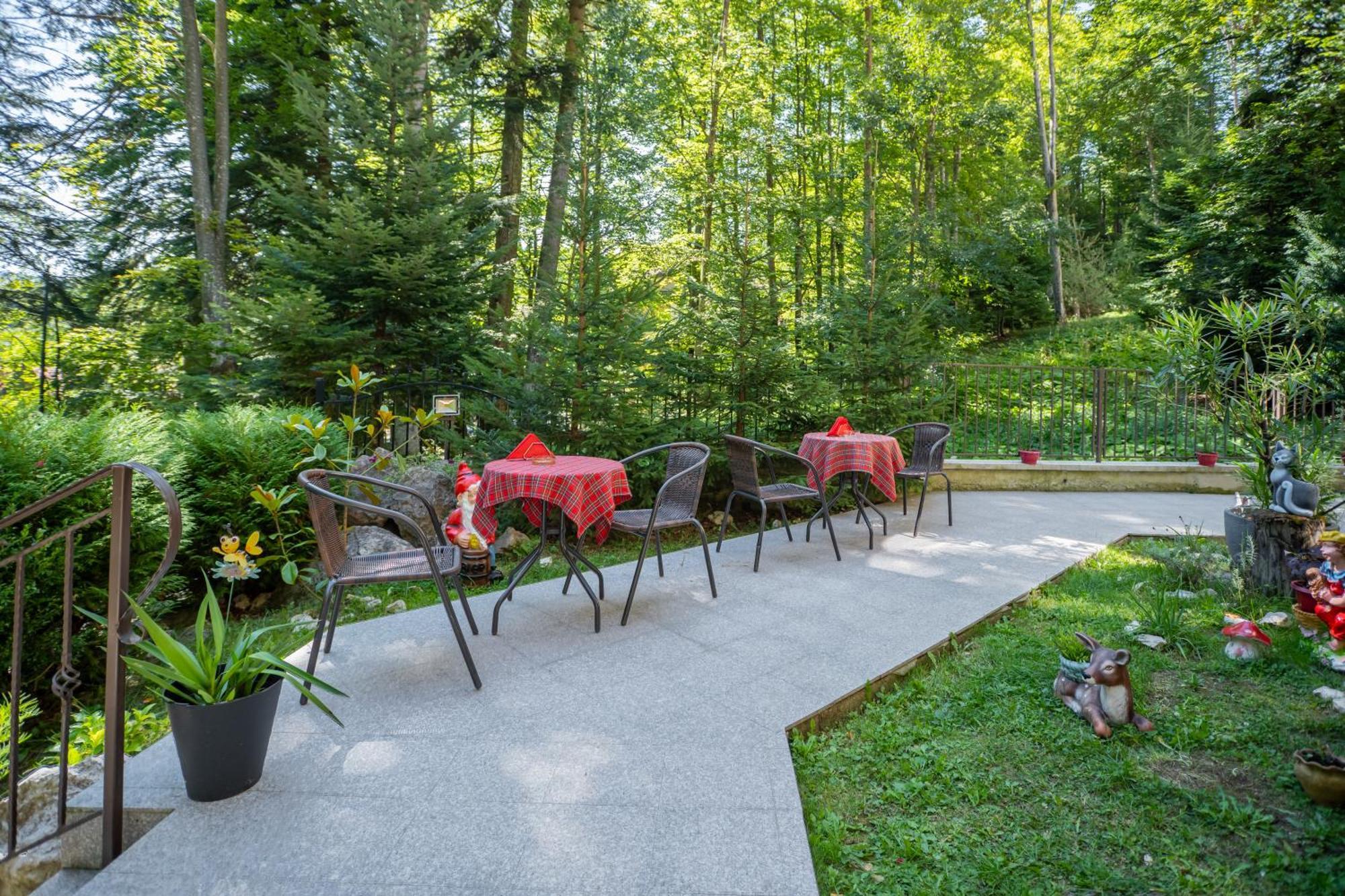 Opus Villa Синая Экстерьер фото The restaurant in the forest