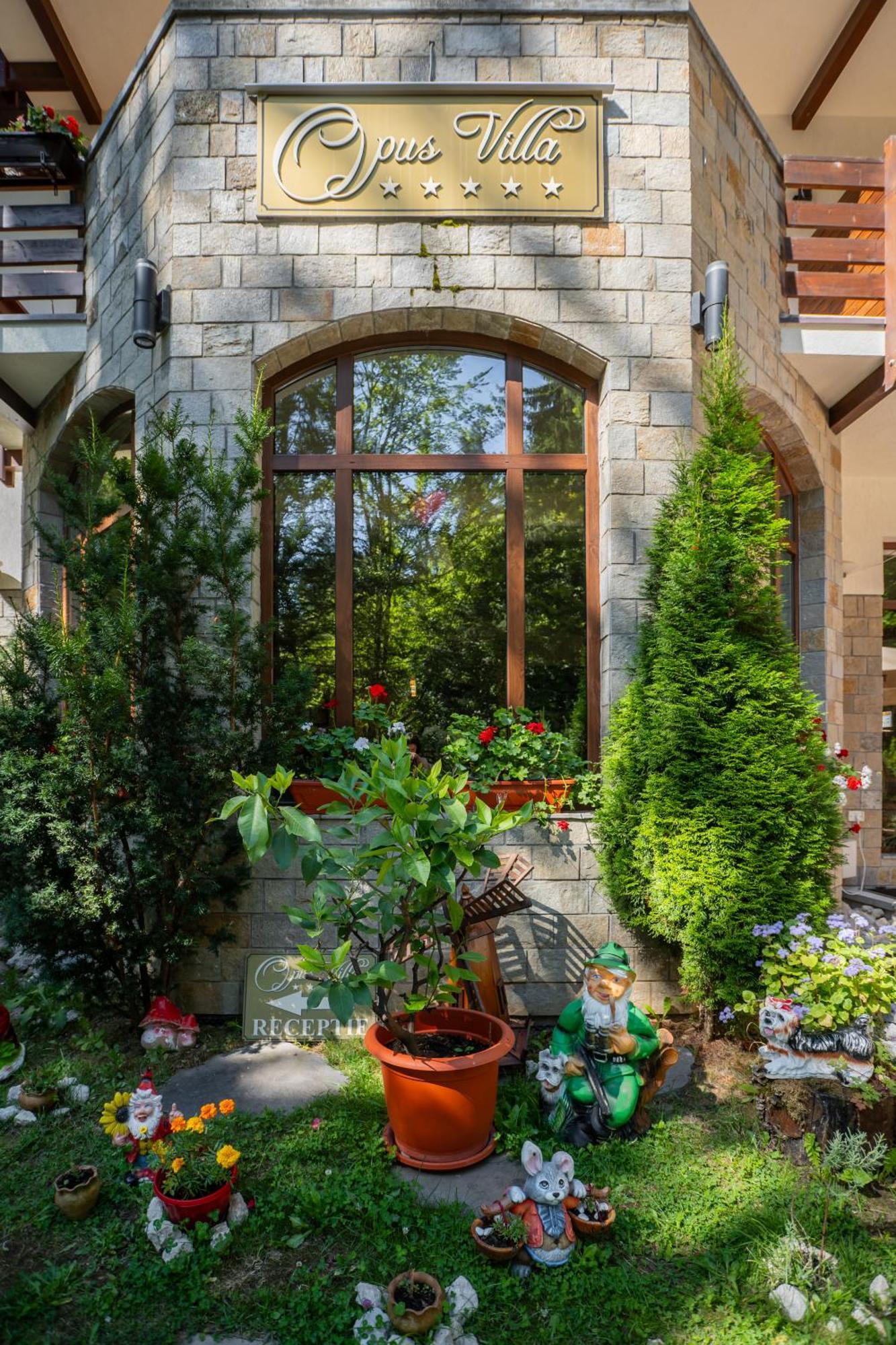 Opus Villa Синая Экстерьер фото The courtyard of the house
